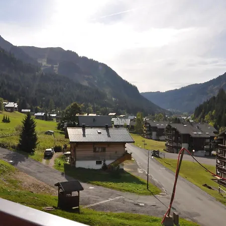 Lägenhet Paisible Proche Centre, Balcon Et Parking - Fr-1-693-78 Châtel